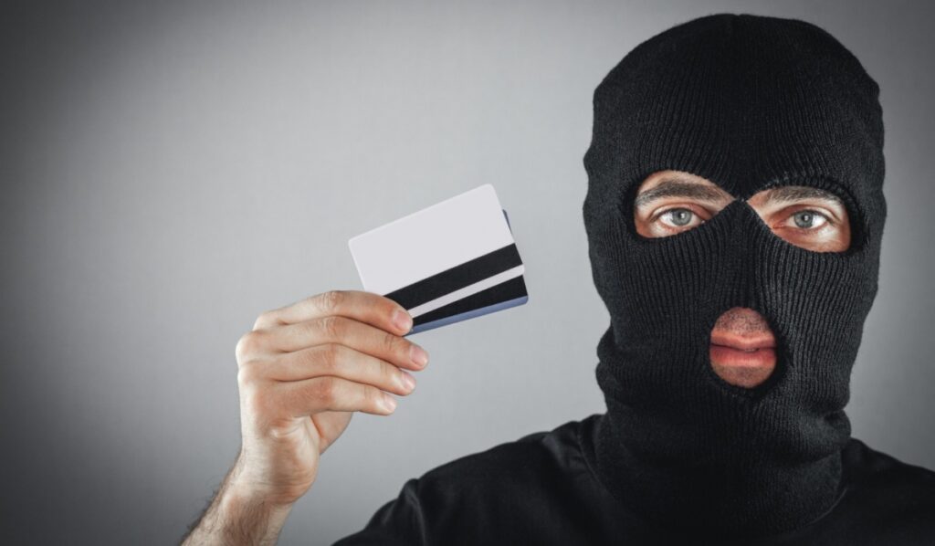 40-letni mężczyzna aresztowany za kradzież i nielegalne używanie kart płatniczych