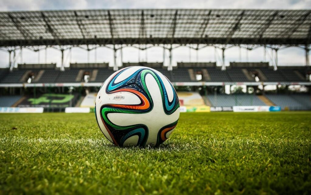 Piłka nożna i licytacje na rzecz dobroczynności: Futbolówki od burmistrzów Wawra i Grzegorza Lato