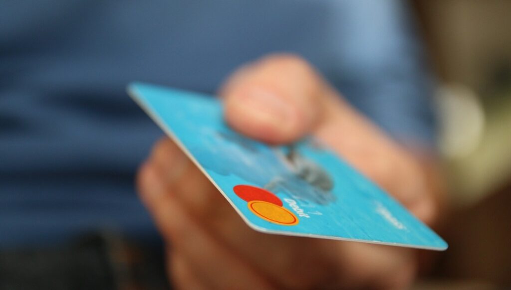 Paradoks kradzieży karty płatniczej: Najpierw zatrzymana wspólniczka, później sprawca