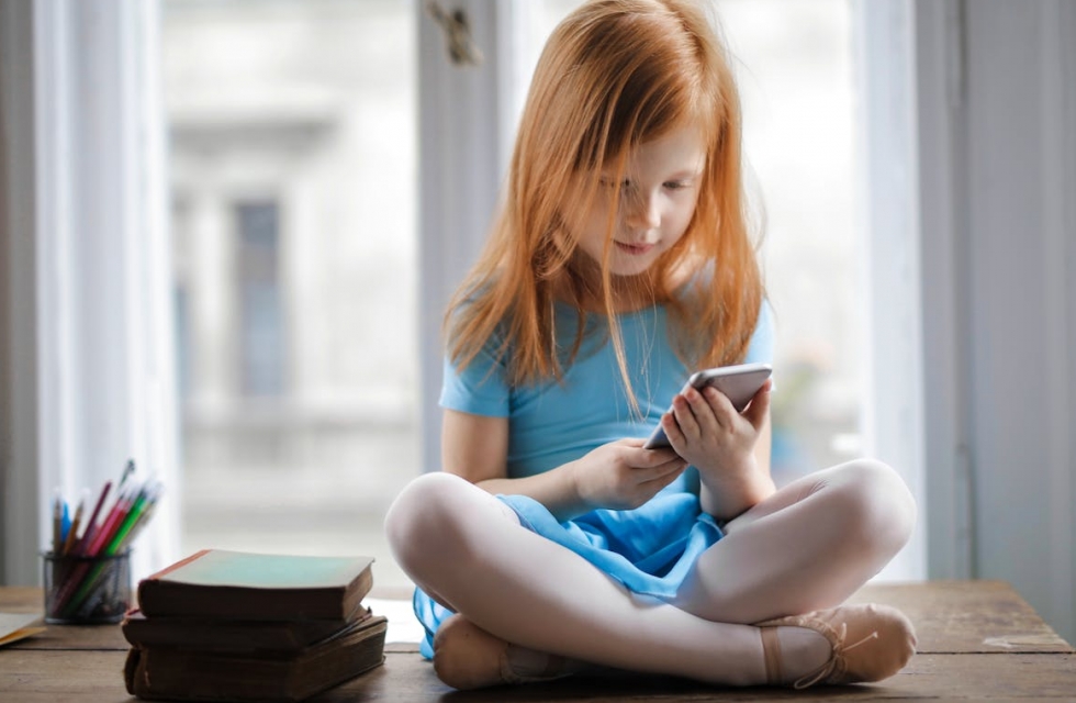 Raport alarmujący: Czy nasze dzieci są zagrożone "szyją smartfonową"?