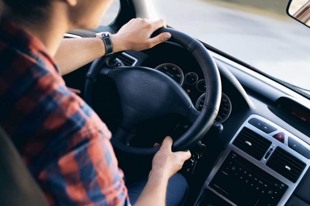 Używanie telefonu podczas jazdy znacznie wzmacnia ryzyko zdarzeń drogowych: Akcja „Łapki” na kierownicę