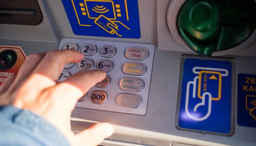 29-letni obywatel Azerbejdżanu aresztowany za trzy próby włamań do bankomatów na terenie warszawskiego Wawra