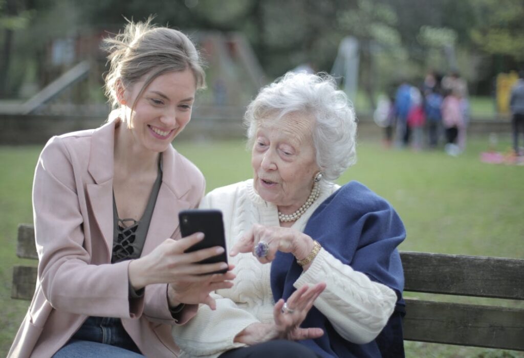 Webinarium UKNF dla Seniorów i Ich Opiekunów: Jak Zabezpieczyć Się Przed Zagrożeniami Internetowymi