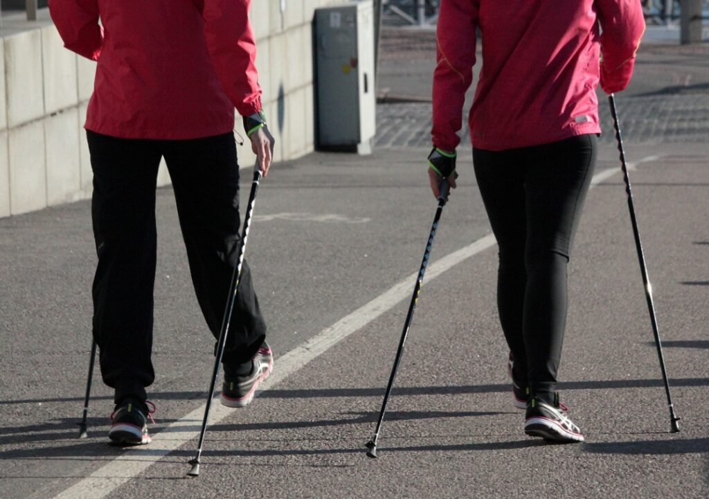 Blok treningowy nordic walking w Wawrze zainaugurowany – bezpłatne zajęcia dwa razy w tygodniu